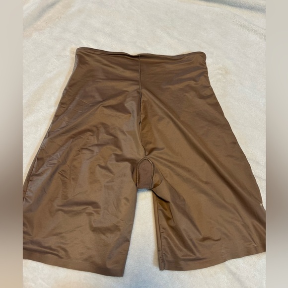 Spanx Reversible Smoothing Shorts - Picture 4 of 9